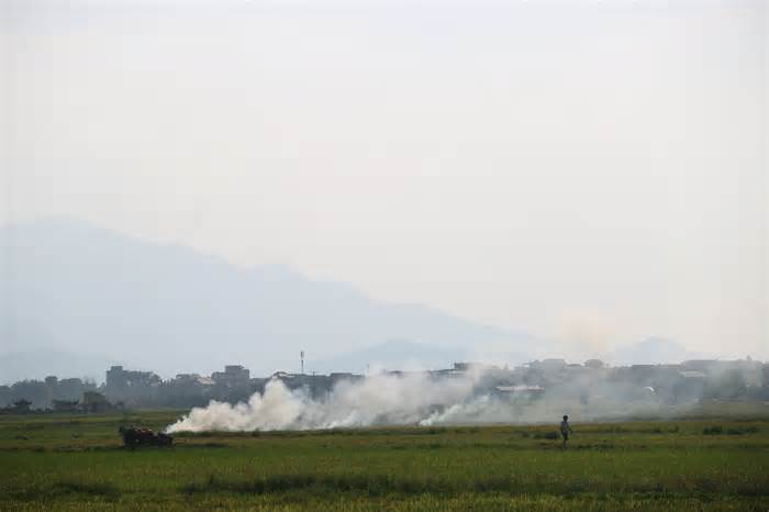Hà Nội yêu cầu chấm dứt hoạt động đốt rơm rạ khu vực sân bay Nội Bài