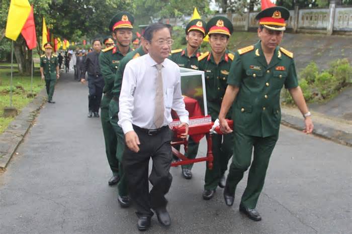 30 hài cốt liệt sĩ tìm thấy lèn đá Cô Loong được an táng ở Quảng Trị