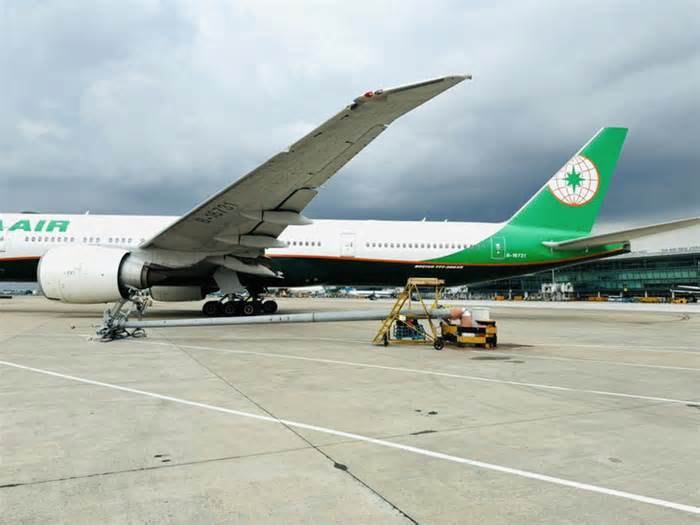 Máy bay Eva Air tông vào cột đèn, móp cánh ở sân bay Tân Sơn Nhất