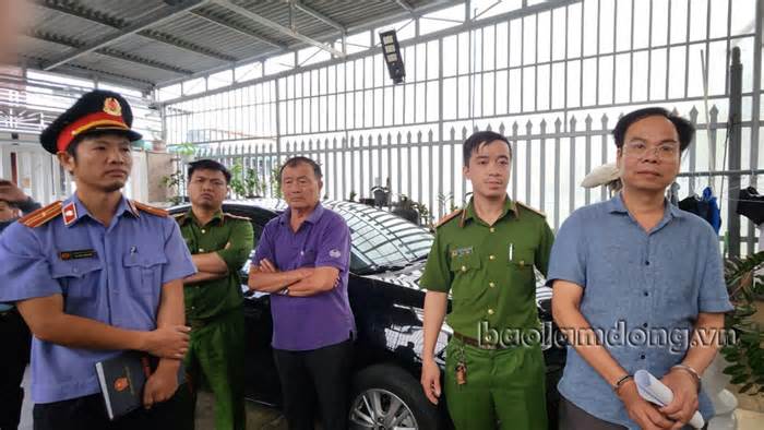 Lâm Đồng: Bắt Giám đốc Chi nhánh Văn phòng Đăng ký đất đai Đạ Huoai