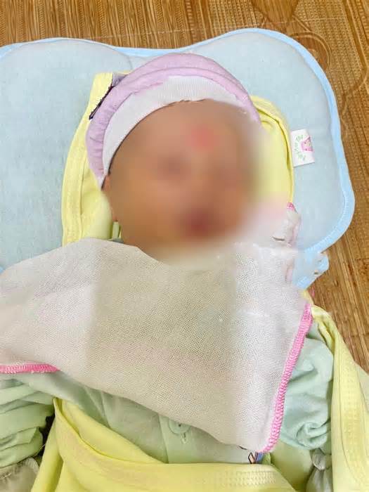 Thái Nguyên: Bé sơ sinh hơn 1 ngày tuổi bị bỏ rơi trong làn nhựa