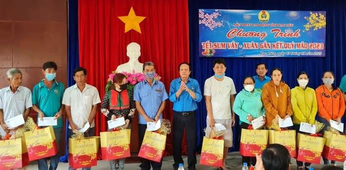 Chủ tịch UBND tỉnh Bạc Liêu chỉ đạo tạo điều kiện để người lao động nghỉ Tết, trở lại sau Tết