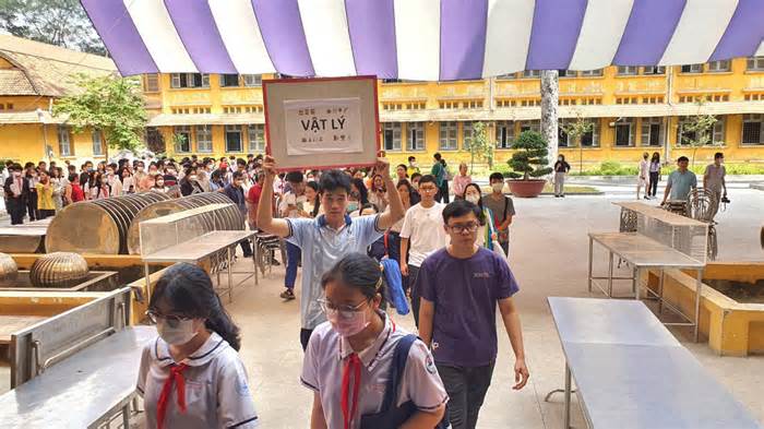 Hơn 4.000 phụ huynh, học sinh lớp 9 'đi tour' trường chuyên Lê Hồng Phong