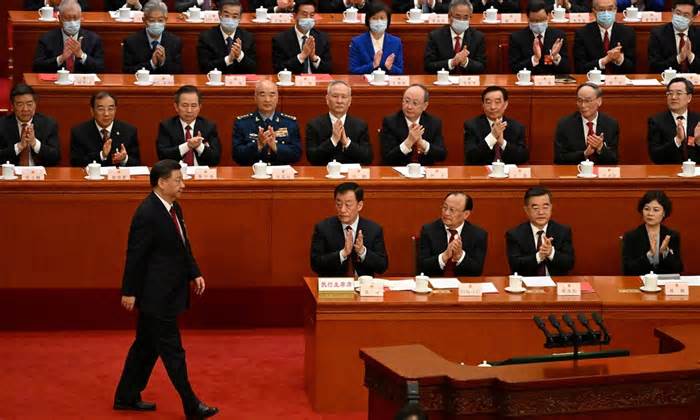 Công chức Trung Quốc 'thắt lưng buộc bụng'