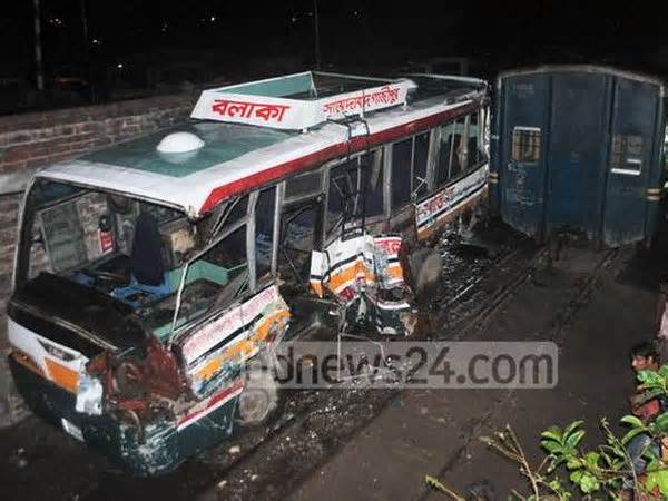Va chạm giữa tàu hỏa và xe buýt tại Nigeria làm 84 người bị thương