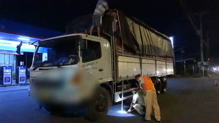 Theo chân CSGT Tiền Giang xử lý xe quá khổ, quá tải trên Quốc lộ 1A