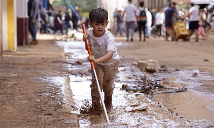 Tây Ban Nha điều 10.000 binh sĩ, cảnh sát cứu trợ khu vực lũ quét