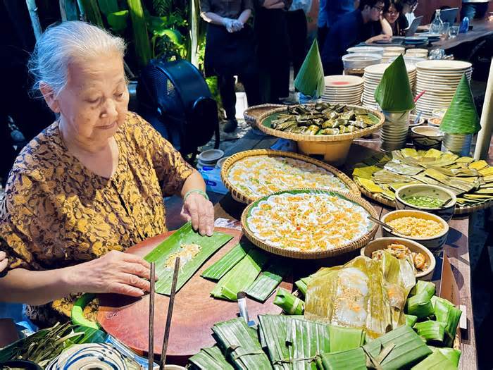 Thưởng thức bún giấm nuốc, bánh bó mứt, bánh tế điều... ở 'Huế, nhớ Mạ ta xưa'