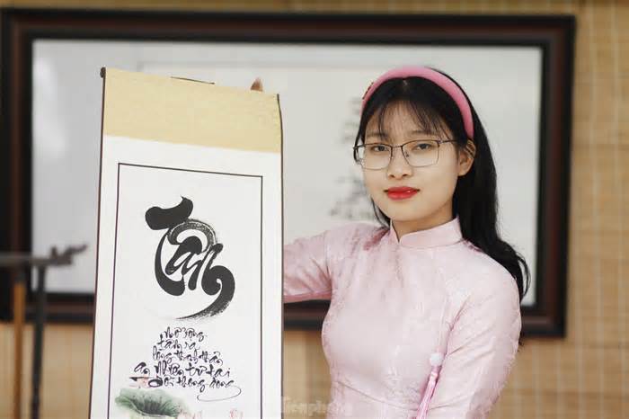 'Cô đồ' viết thư pháp tại danh lam cổ tự nổi tiếng ở Bắc Giang