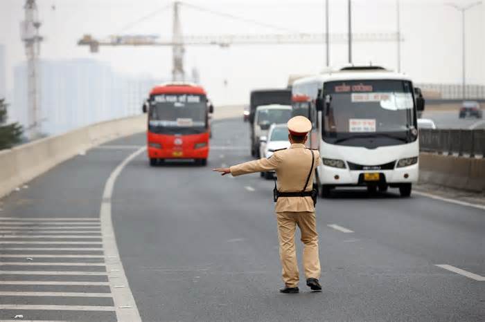 Ngày đầu ra quân, CSGT Hà Nội xử phạt nhiều tài xế xe khách, xe chở hàng vi phạm