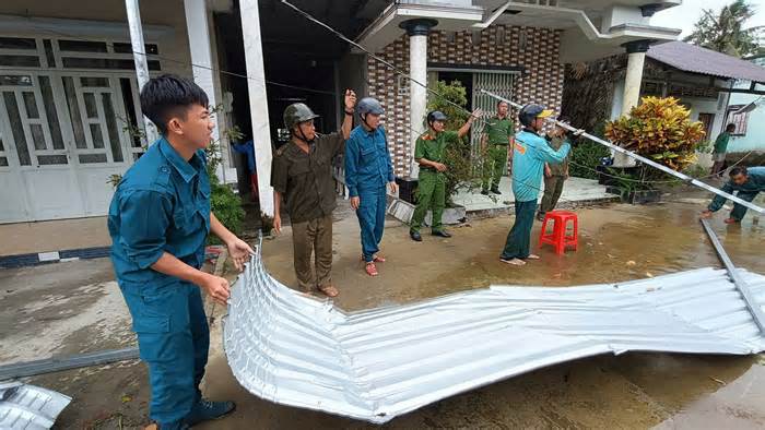 Kiên Giang: Giông lốc làm sập, tốc mái 38 căn nhà, thiệt hại gần 1.450ha lúa