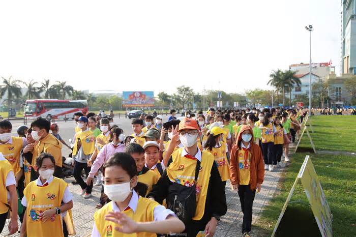 Hơn 1.500 học sinh Đà Nẵng đi bộ gây quỹ tiếp sức bạn đến trường