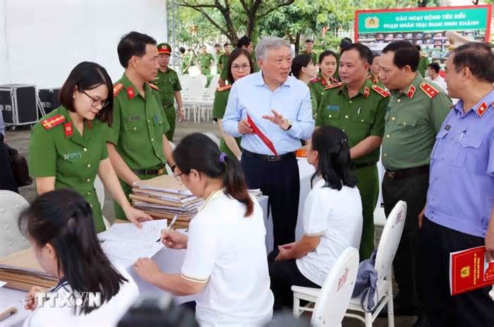 Những người được đặc xá hãy để sai phạm “mãi mãi khép lại sau lưng”