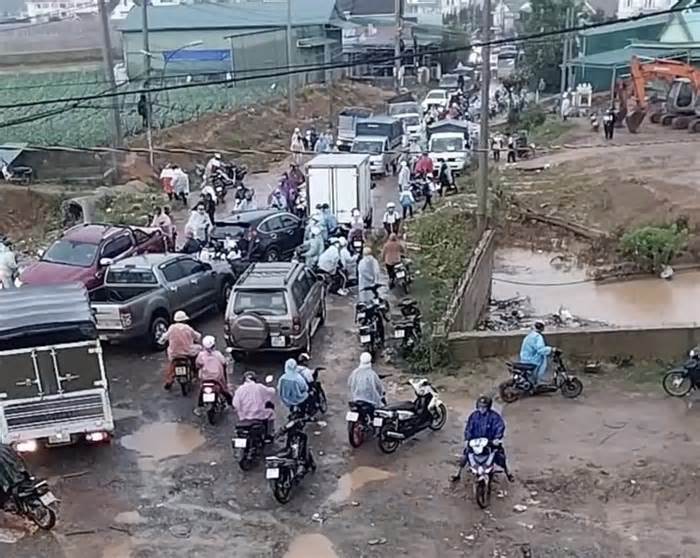 Lâm Đồng: Mưa lớn kéo dài gây ngập lụt trên đường 19.5 ở huyện Lạc Dương