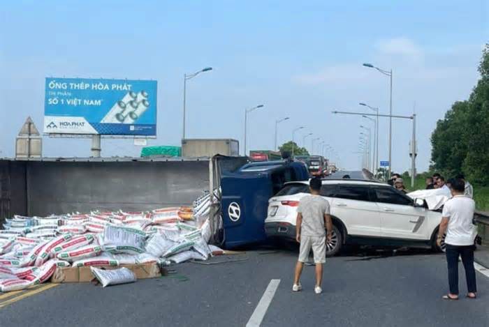 Xe tải lật nghiêng, ô tô con nát đầu sau va chạm trên cao tốc Nội Bài - Lào Cai