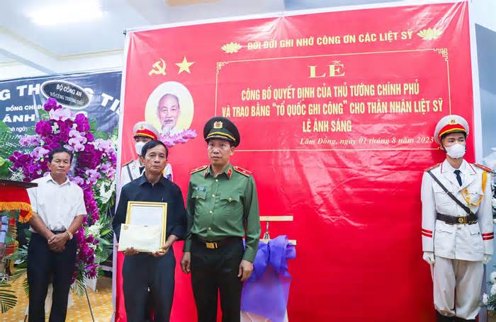 Truy tặng Huy hiệu Tuổi trẻ dũng cảm cho đại uý Lê Ánh Sáng và anh Phạm Ngọc Anh