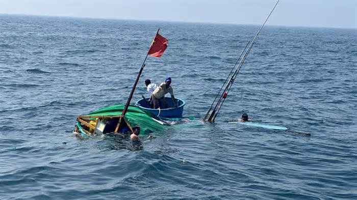 Gió lốc đánh chìm tàu cá trên biển, 4 ngư dân may mắn được cứu sống