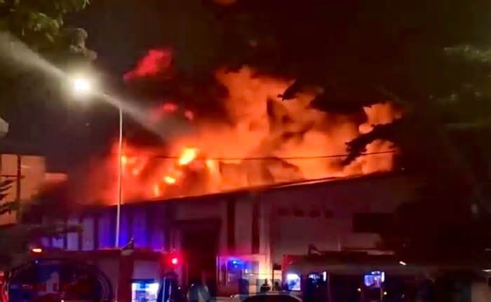 Đang cháy lớn tại khu công nghiệp Nam Tân Uyên, Bình Dương