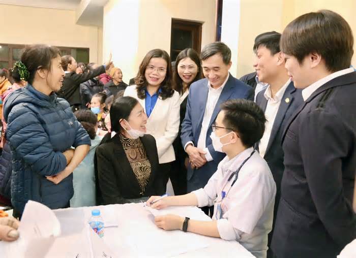 Thầy thuốc trẻ khám, tư vấn sức khỏe người dân dịp Tết