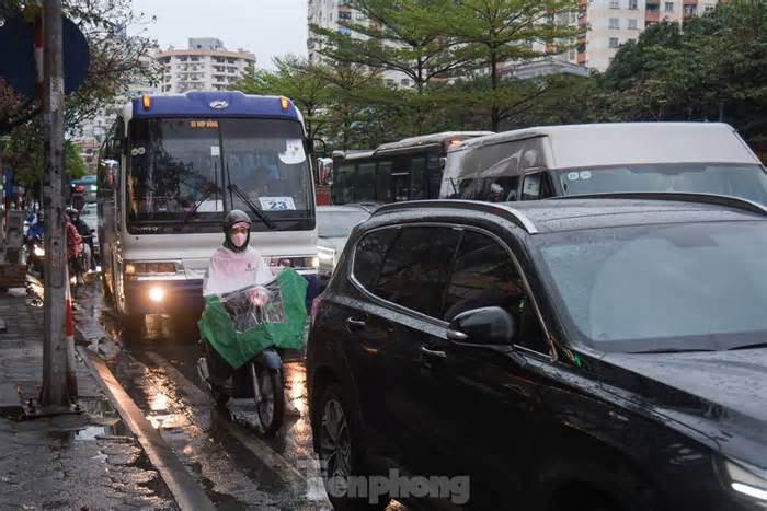 Nhiều tuyến đường Hà Nội ùn tắc hàng tiếng đồng hồ sau cơn mưa lớn kéo dài từ đêm
