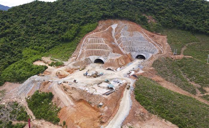 Khoét núi, đào hầm dài gần 1 km trên cao tốc đoạn qua Hà Tĩnh