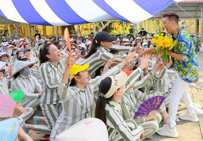 Đàm Vĩnh Hưng 10 năm bền bỉ mang âm nhạc đến trại giam dịp Tết