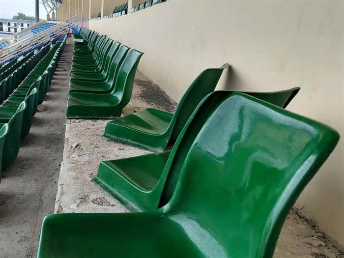 Sân vận động tỉnh Kon Tum nâng cấp ghế ngồi 5,5 tỉ đồng, vừa hết bảo hành đã hỏng