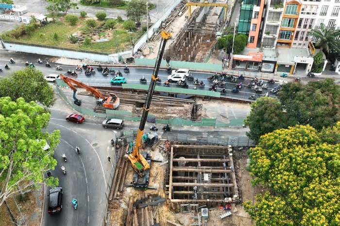 Cầu tạm giải cứu kẹt xe cửa ngõ Tân Sơn Nhất đông phương tiện ngày đầu tuần