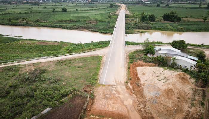 Cầu trăm tỉ thành nơi dân phơi lúa vì không có đường dẫn