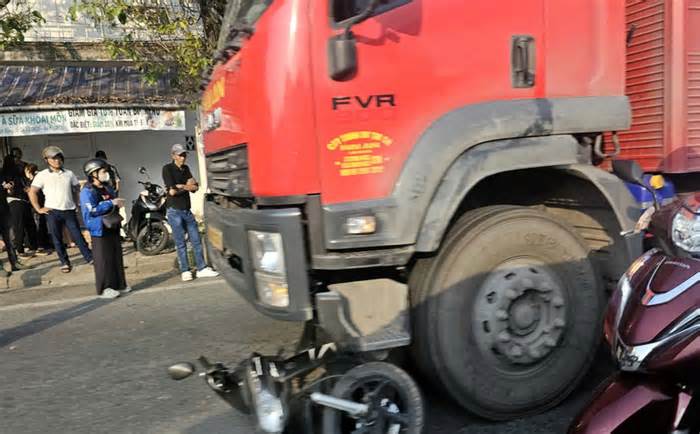 Va chạm giữa xe tải và xe máy trên quốc lộ, cụ ông 80 tuổi tử vong tại chỗ