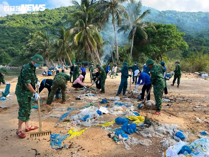 Vịnh Vũng Rô được dọn sạch rác sau phản ánh của báo chí