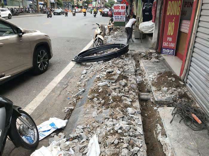 Cày xới, đục nát vỉa hè ở Hà Nội: Mới lát xong, nhưng quận nói 'đào hè là không tránh khỏi'