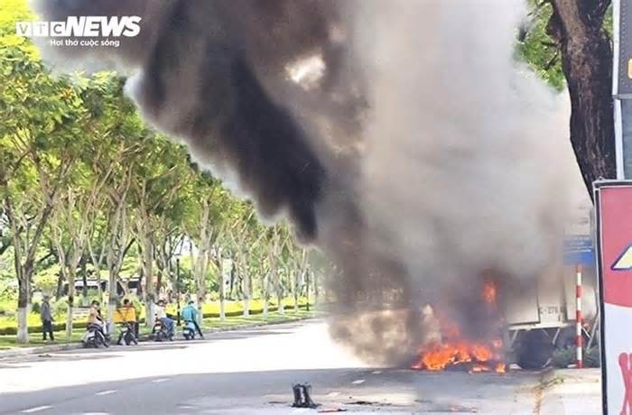 Xe ô tô chở linh kiện điện tử bốc cháy ngùn ngụt trên đường phố Đà Nẵng
