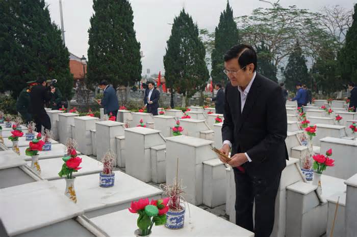Dâng hương tưởng nhớ các liệt sĩ tại Nghĩa trang Vị Xuyên