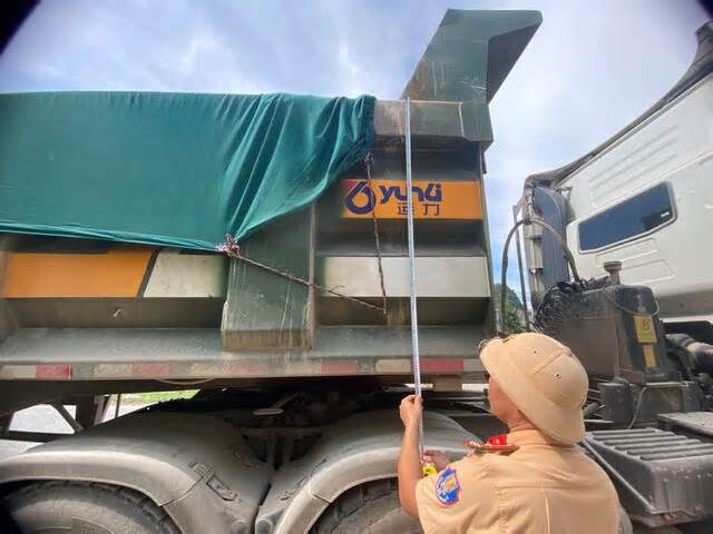 Xử lý nhiều xe quá tải trên tuyến Hòa Bình - Ninh Bình