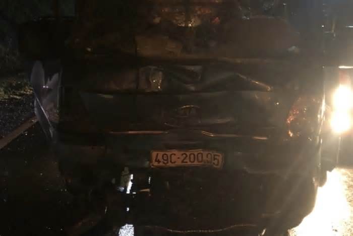 Bình Thuận: Xe tải nghi mất phanh tông vào đuôi xe khách khi đổ đèo, 3 người bị thương