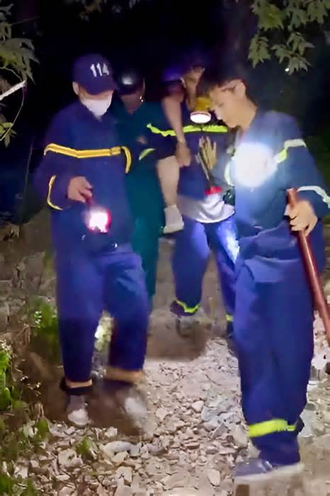2 du khách leo núi Cô Tiên ở Nha Trang bị kiệt sức, phải nhờ cứu hộ