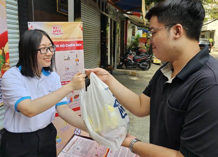 Người Sài Gòn quyên góp bánh kẹo dư sau Tết