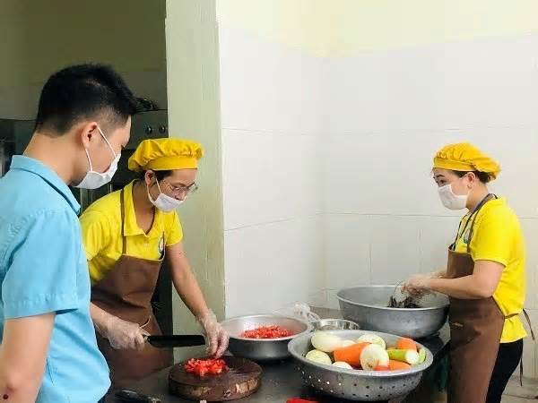 Hà Nội kiểm tra đột xuất công tác an toàn thực phẩm tại trường học