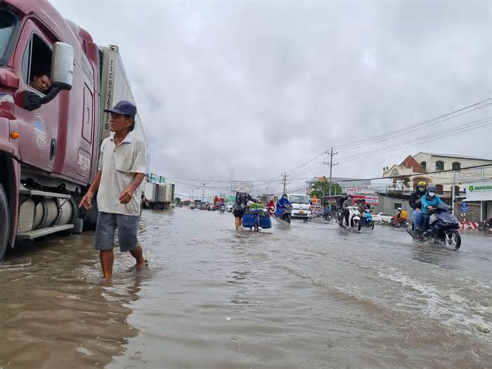 Triều cường tràn qua Quốc lộ 1A tại Vĩnh Long, giao thông ùn tắc cục bộ