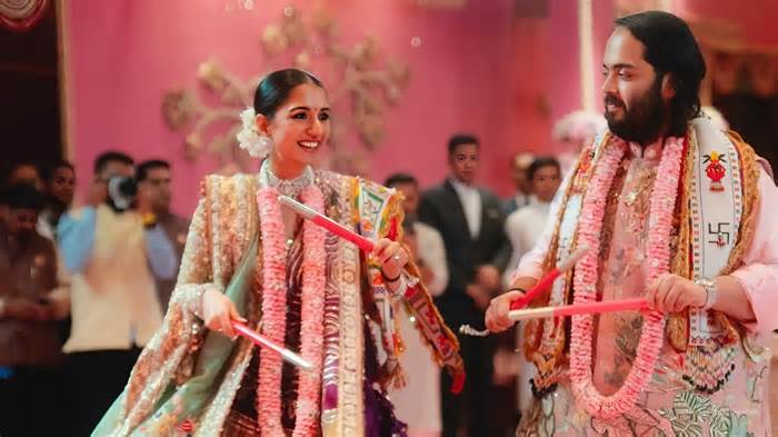 Đám cưới con trai tỷ phú Ấn Độ khiến cả thế giới choáng váng