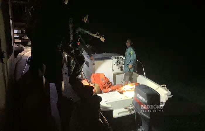 Cứu vớt kịp thời 4 ngư dân gặp nạn trên biển Cô Tô