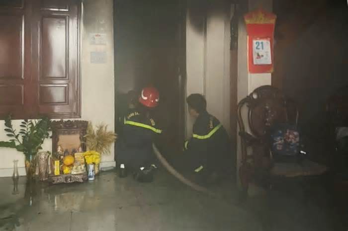 Hải Phòng: Cứu 3 người trong gia đình bị mắc kẹt thoát khỏi đám cháy