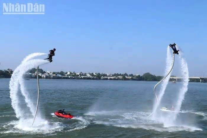 Mãn nhãn với màn biểu diễn Fly Board trên sông Đồng Nai