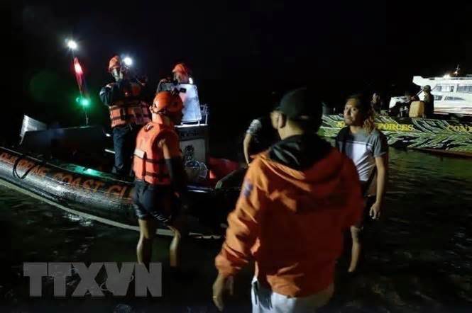 Tìm thấy nhiều thi thể hành khách trên chiếc phà cháy ở Philippines