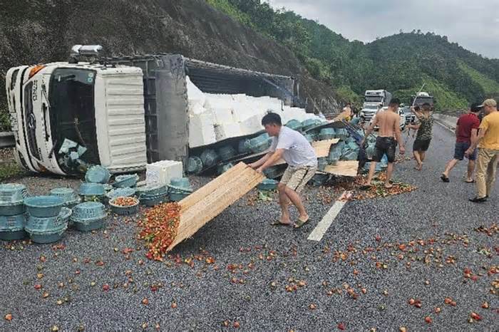 Xe tải lật nhào, cả tấn dâu tây đổ tràn ra cao tốc Nội Bài - Lào Cai