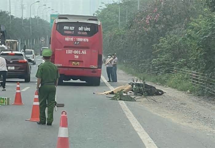 Hà Nội: Xe máy va chạm với ô tô khách, cô gái trẻ tử vong