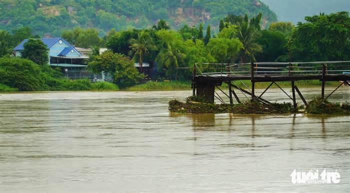 Cầu gỗ ở Nha Trang bị lũ cuốn trôi, nhiều học sinh phải nghỉ học