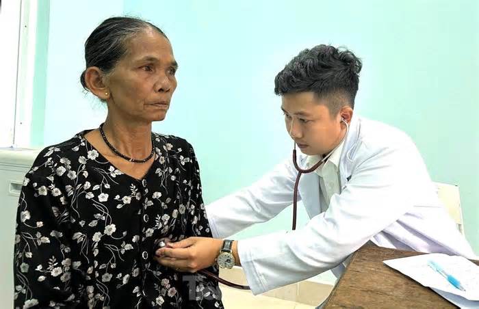 Thầy thuốc trẻ Bình Dương vượt hàng trăm km chữa bệnh cho đồng bào dân tộc