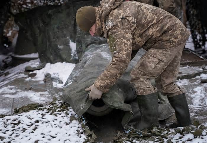 Tổng thống Ukraine ký luật huy động quân mới, thừa nhận hết tên lửa